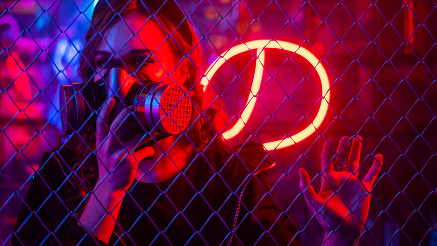 A woman is wearing a mask to face the environment toxicity