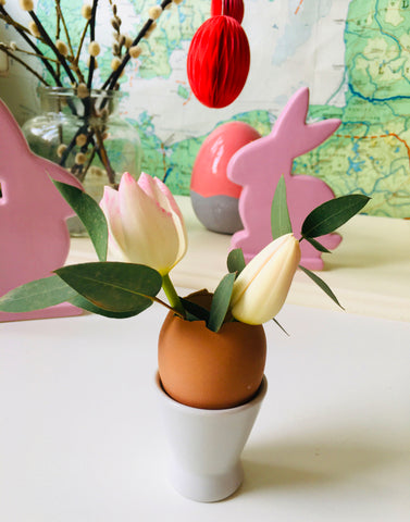Blumenarrangement für den Ostertisch DIY