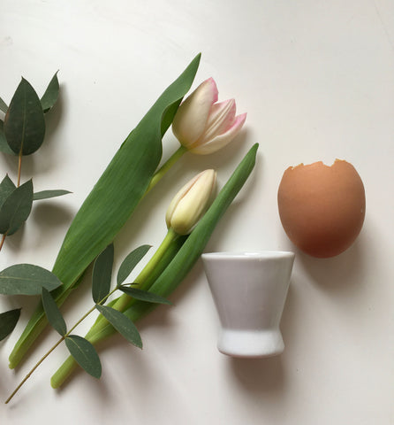 Ei mit Blumendekoration als Tischdekoration
