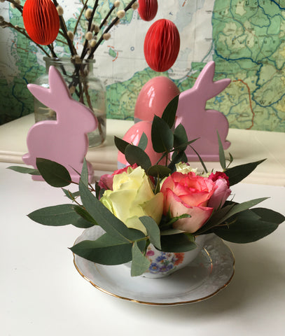 Tischdekoration Blumen in Tasse DIY