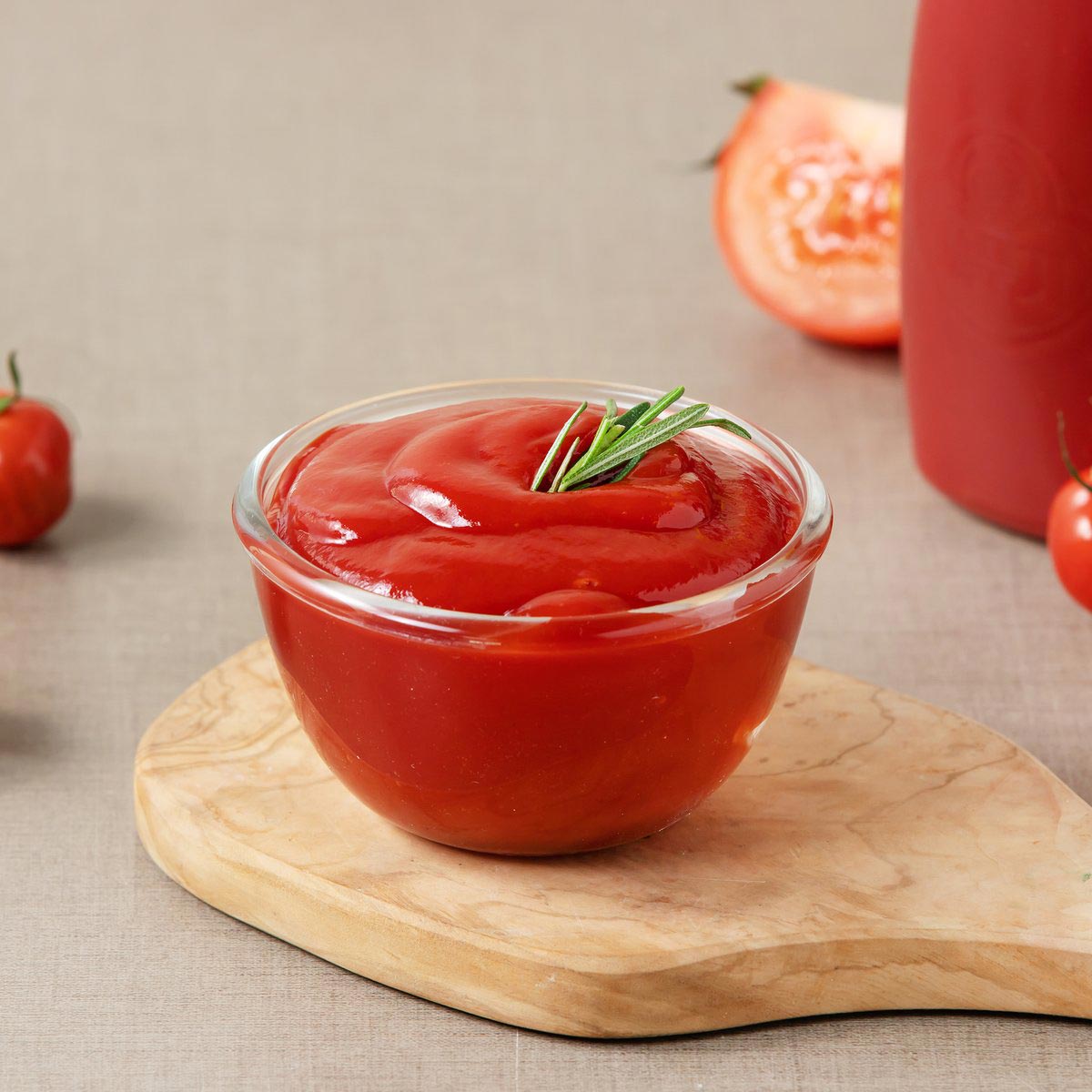 잘 익은 토마토만 사용한 토마토 케찹 빨갛게 잘 익은 토마토만 사용한 오뚜기 토마토 케찹입니다. 새콤달콤한 맛으로 샐러드, 볶음밥, 튀김류 등 어느 음식과도 잘 어울린답니다.