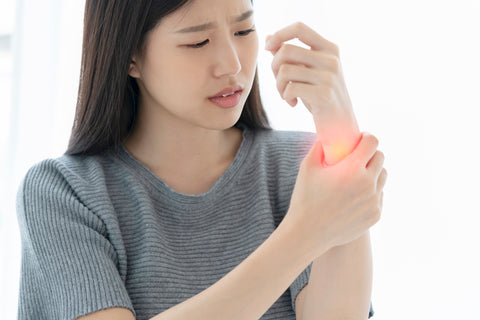 woman experiencing arthritis wrist pain