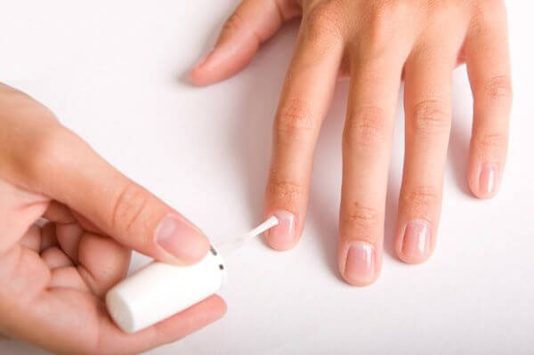 HOW TO USE ROSEMARY OIL AS A NAIL STRENGTHENER?