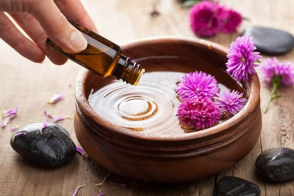 HOW TO USE ESSENTIAL OILS FOR HOT FLASHES EFFECTIVELY?