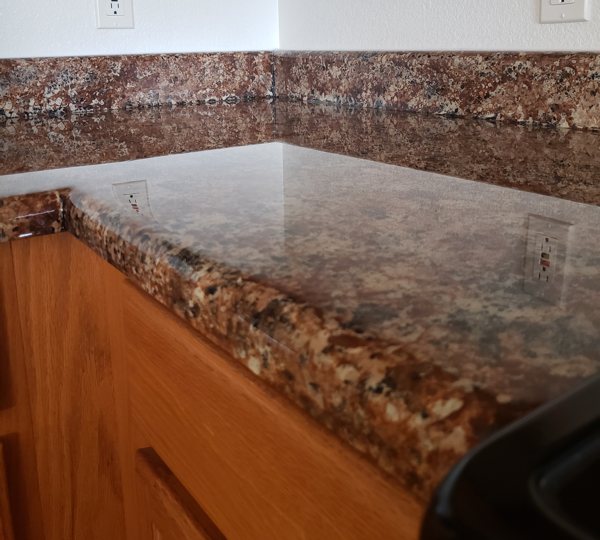 An epoxy laminate countertop with a perfect finish made using UltraClear Bar & Table Top Epoxy