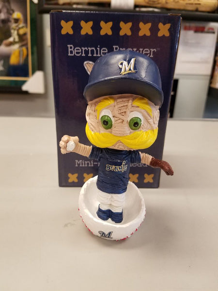 ROBIN YOUNT FAMOUS MOTORCYCLE POSE BOBBLE MILWAUKEE BREWERS 2017 SGA NIB