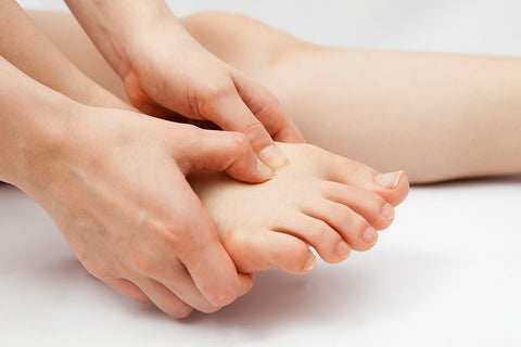 dores nos pés dicas para aliviar as dores como aliviar as dores nos pés cãibras nos pés o que causa dores 