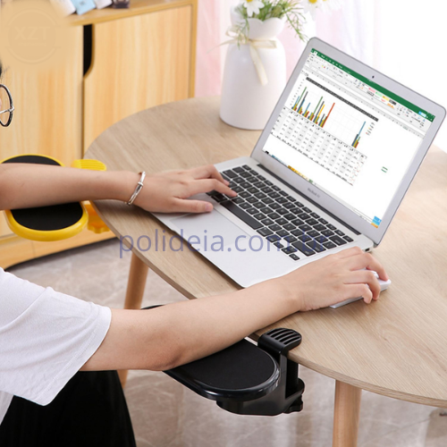 apoio de antebraço ergonômico para mesa preto, fixado na borda de uma mesa de madeira, com um notebook e um mouse sobre a mesa.