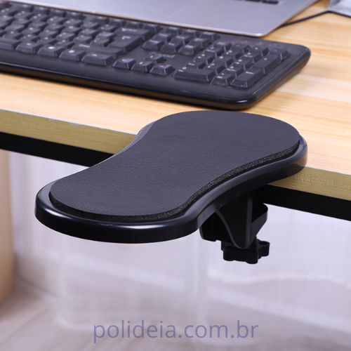 apoio de antebraço ergonômico para mesa preto, fixado na borda de uma mesa de madeira, com um notebook e um mouse sobre a mesa.