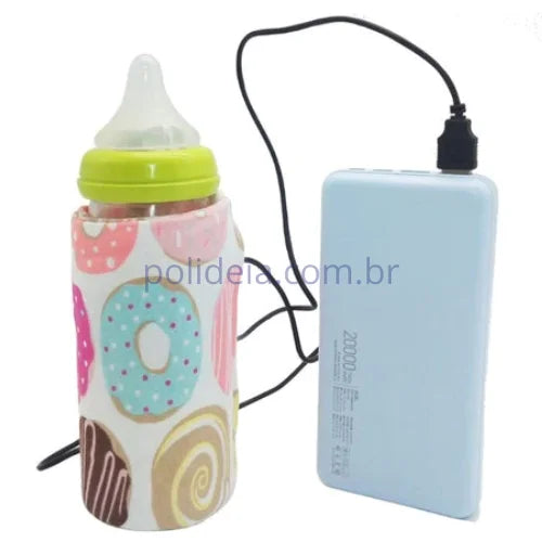 aquecedor de mamadeira portátil USB envolvendo uma mamadeira com leite e conectado a um carregador de celular