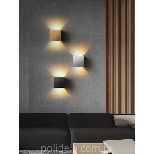 Arandela LED de parede externa e interna na cor branca com luz branca quente instalada em uma parede