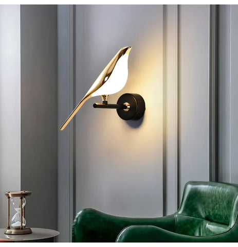 Arandela Decorativa Pássaros de Parede com design elegante, corpo em liga de zinco dourada e LED embutido, perfeita para ambientes sofisticados.