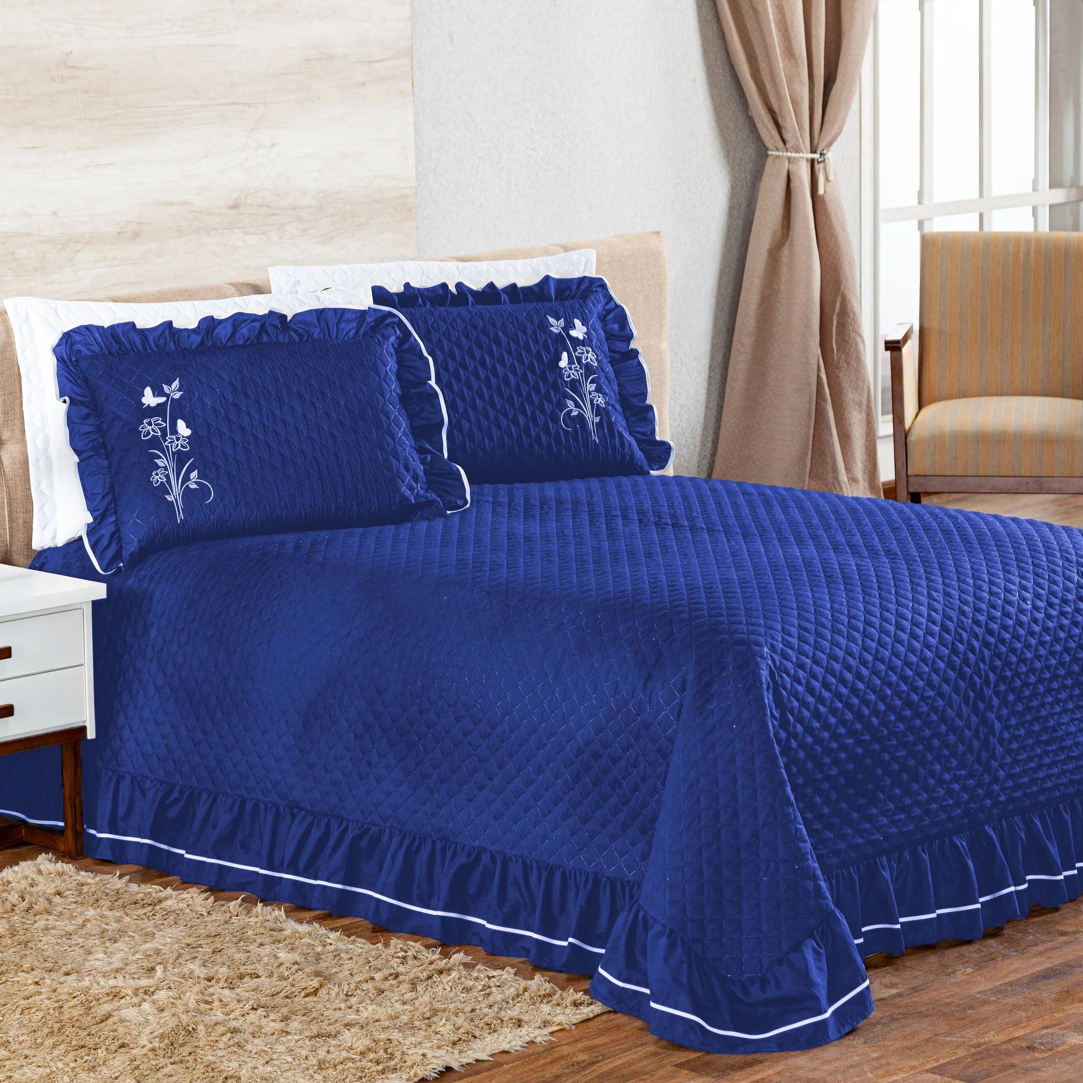 Cobre Leito Queen 03 Peças - Conjunto de alta qualidade com tecido 100% poliéster e 2 porta travesseiros. Adicione luxo e conforto ao seu quarto.