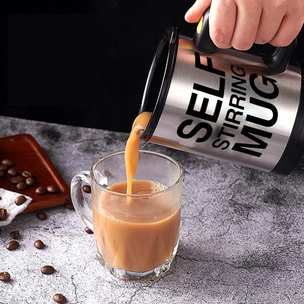 Caneca magnética mixer com tampa transparente e botão stir na alça, misturando café com leite em uma mesa de madeira”