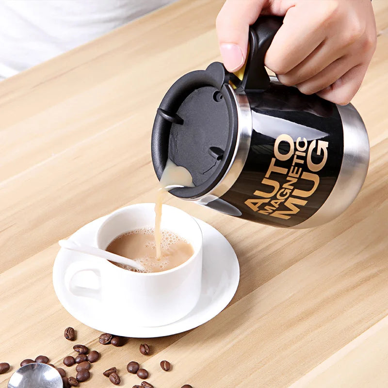 Caneca magnética mixer com tampa transparente e botão stir na alça, misturando café com leite em uma mesa de madeira”