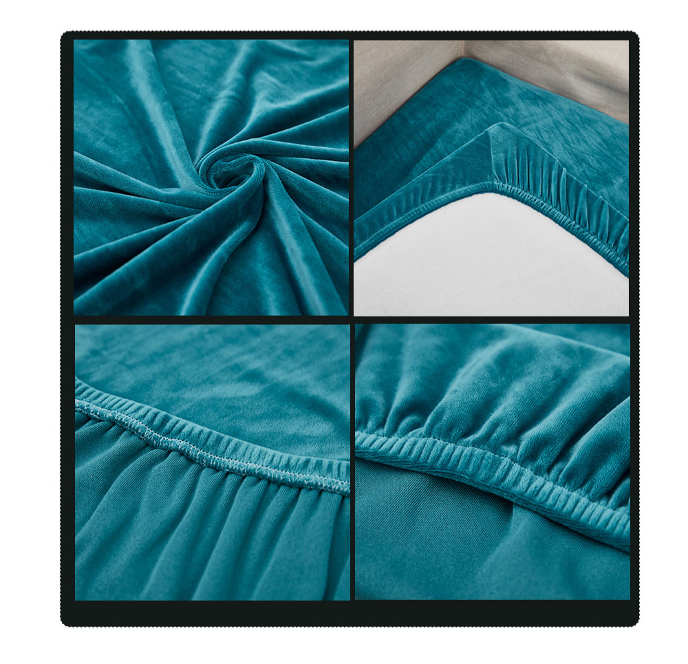 Capa de sofá de veludo spandex na cor azul marinho, cobrindo um sofá de três lugares com almofadas brancas. A capa tem um ajuste perfeito e um toque macio.