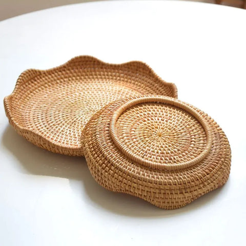 Cesta de vime artesanal redonda com design rústico, ideal para armazenamento de cebolas e decoração.