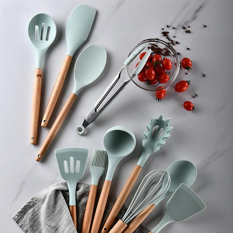 Kit de utensílios de cozinha em silicone Premium com cabo de madeira de acácia. Resistente a altas temperaturas e seguro para alimentos.