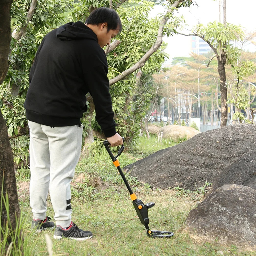 Homem segurando um Detector de Metais Profissional em uma praia