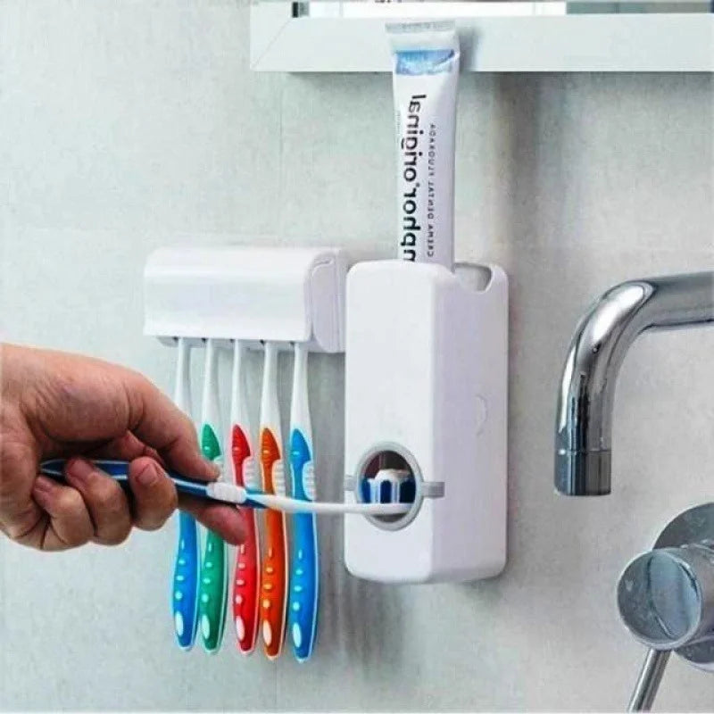 Dispenser automático de pasta de dente com suporte para escovas branco fixado na parede do banheiro com escovas de dentes coloridas