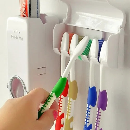 Dispenser automático de pasta de dente com suporte para escovas branco fixado na parede do banheiro com escovas de dentes coloridas