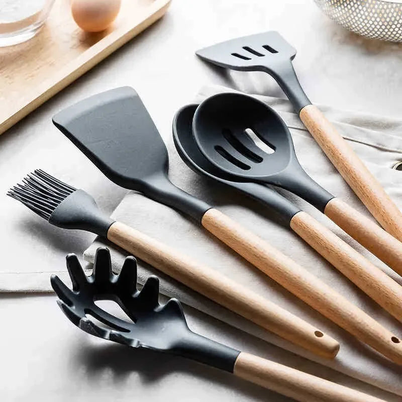 Kit de utensílios de cozinha em silicone Premium com cabo de madeira de acácia. Resistente a altas temperaturas e seguro para alimentos.