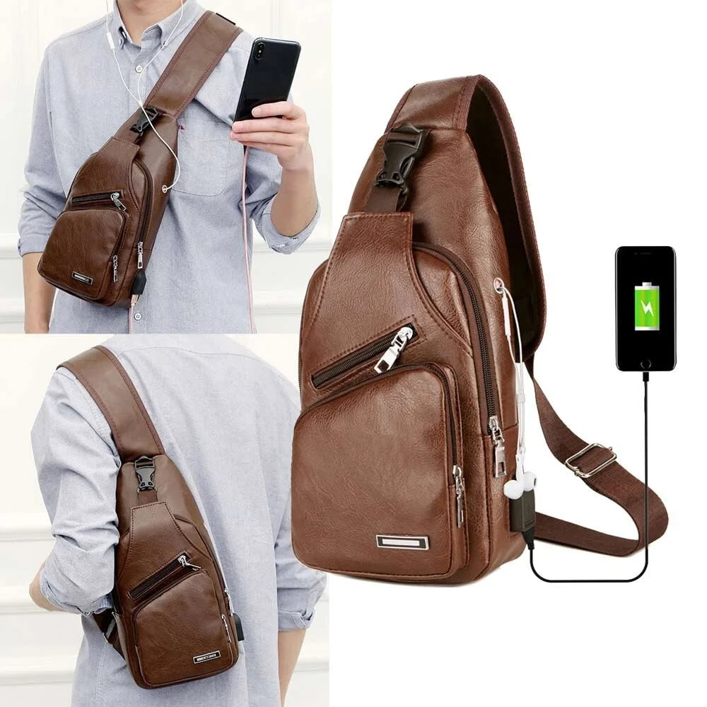 mochila antifurto transversal com USB conectado ao seu celular e um fone de ouvido nos ouvidos.