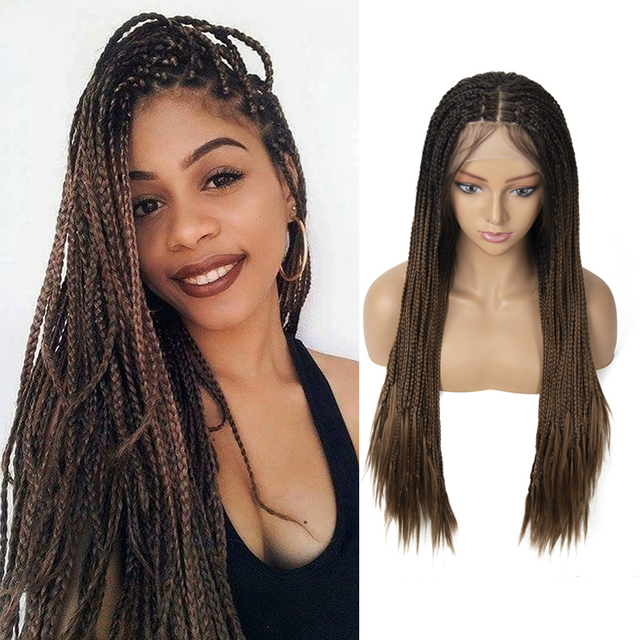 Uma mulher negra sorridente usando uma peruca cacheada dread lace front