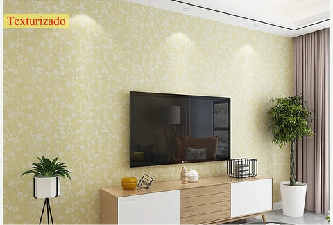 Parede revestida com papel de parede adesivo em tons de cinza e dourado.