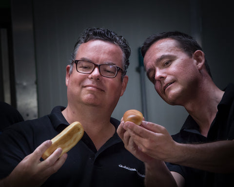 Bart en Michiel inspecteren de Brabantse Worstenbroodjes