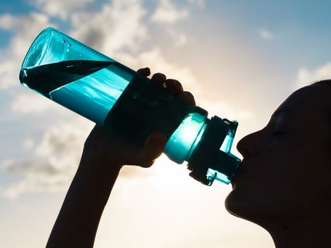 Is it dangerous to drink water from plastic bottles - Start drinking f –  Frizzlife