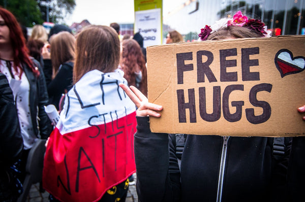 Abrazos gratis: en una crisis, la gente se adapta rápidamente