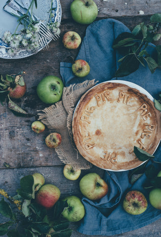 sustainable thanksgiving zero waste tablescape apples, pie, thanksgiving dinner