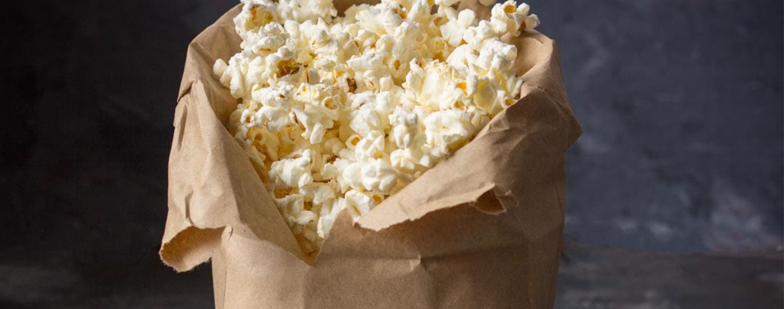 popcorn dans un sac brun
