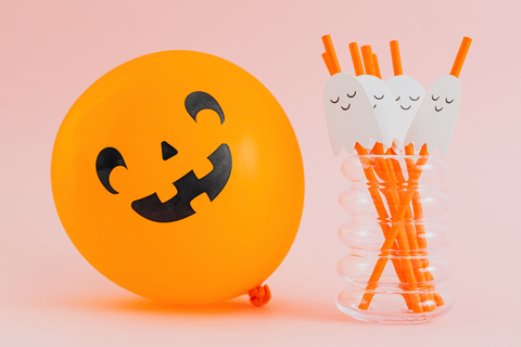 Reusable silicone straws decored with little paper ghosts for Halloween