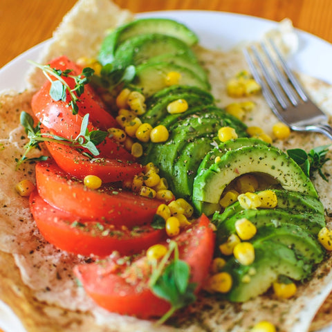 Tomate und Avocado auf Fladen