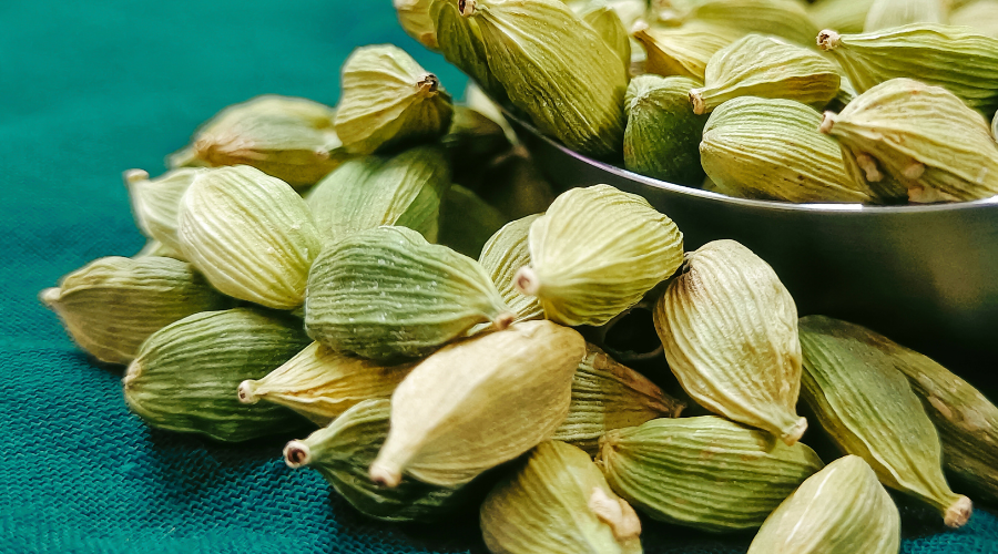 La cardamome fait partie du melange des epices chai. C’est un puissant antispasmodique qui soulage les maux de ventre. Riches en mineraux, elle régule le système nerveux.