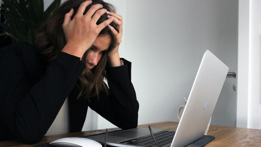 symptômes les plus récurrents du stress chronique sont la fatigue, les maux de ventre, de dos, ou de tête, la perte d'appétit ou les changements d'humeur