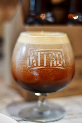 Nitro Kaffee mit Schaumkrone im Glas