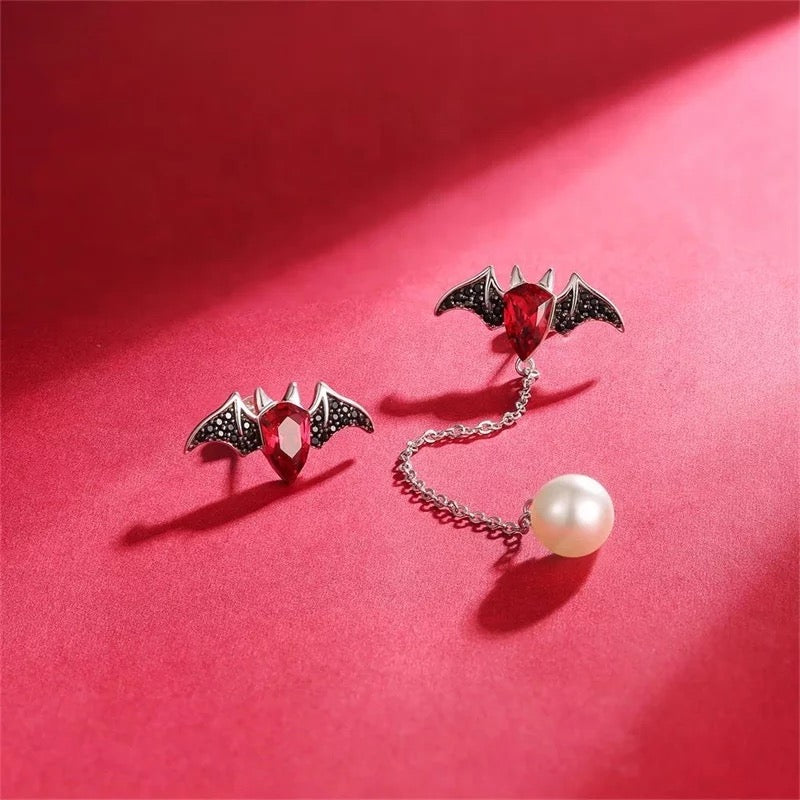 Aretes góticos Batman con cristales Swarovski y perla de agua dulce – FÉNIX  JOYEROS
