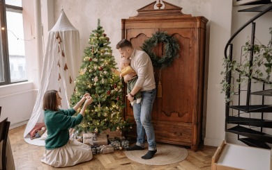 Une famille décorant le sapin de Noël avec leur bébé, par Yan Krukay, Pexels