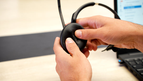 man squeezing a Jabra Evolve2 55 ear cushion