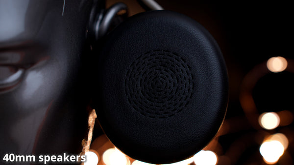 Close up view of the Jabra Evolve2 75 headset ear cushion with a caption that says 40mm speaker