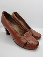 Load image into Gallery viewer, 1940s Tan Leather Court Shoes With Punched Holes
