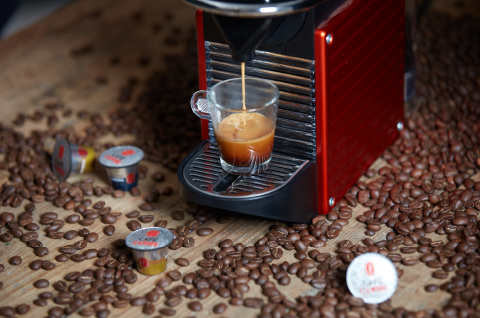 Cápsulas ☕ Nespresso o Dolce Gusto? Seas del #team que seas tenemos la  cápsula ideal para vos ❤ 🔔 Además, son reutilizables. Esto quiere decir  que con