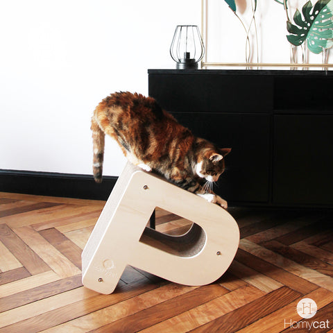 Un chat qui fait ses griffes sur son griffoir en forme de P de chez Homycat
