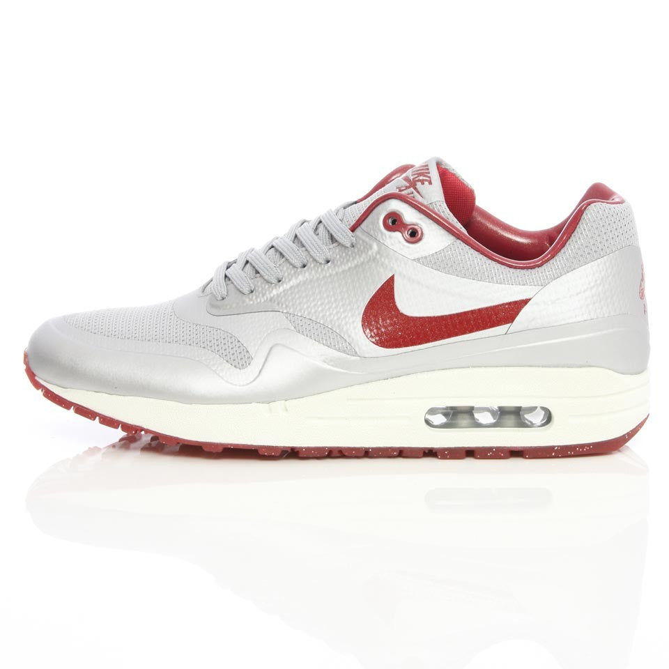 Lab postkontor Elegance Air Max 1 Hyperfuse QS Metallic Silver/Deep Red | Woodie Collection
