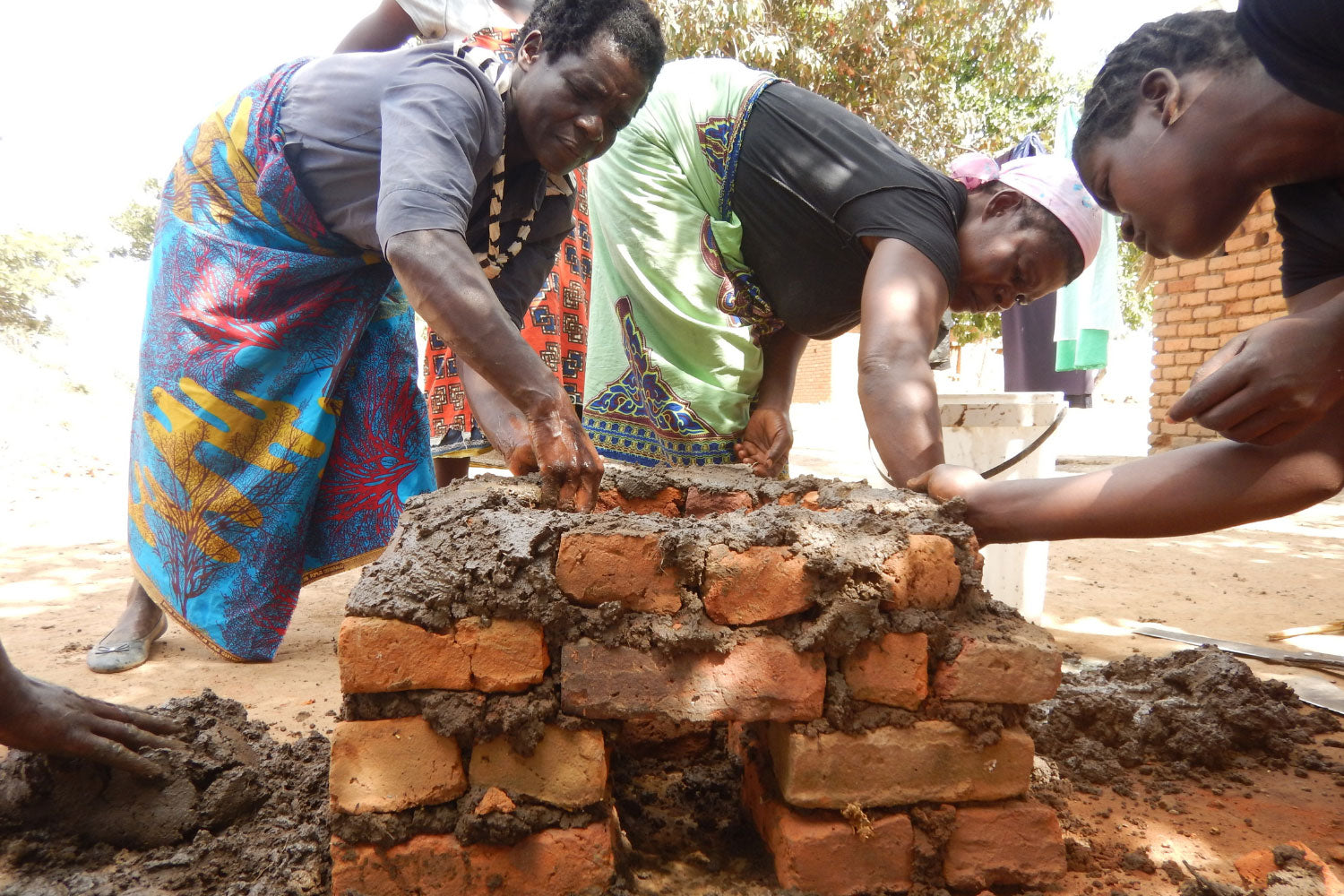 malawi women building stove