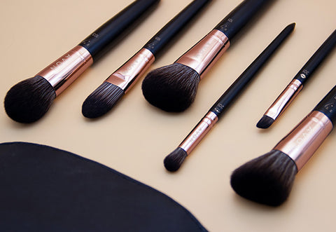 Make up brushes of different sizes in a row