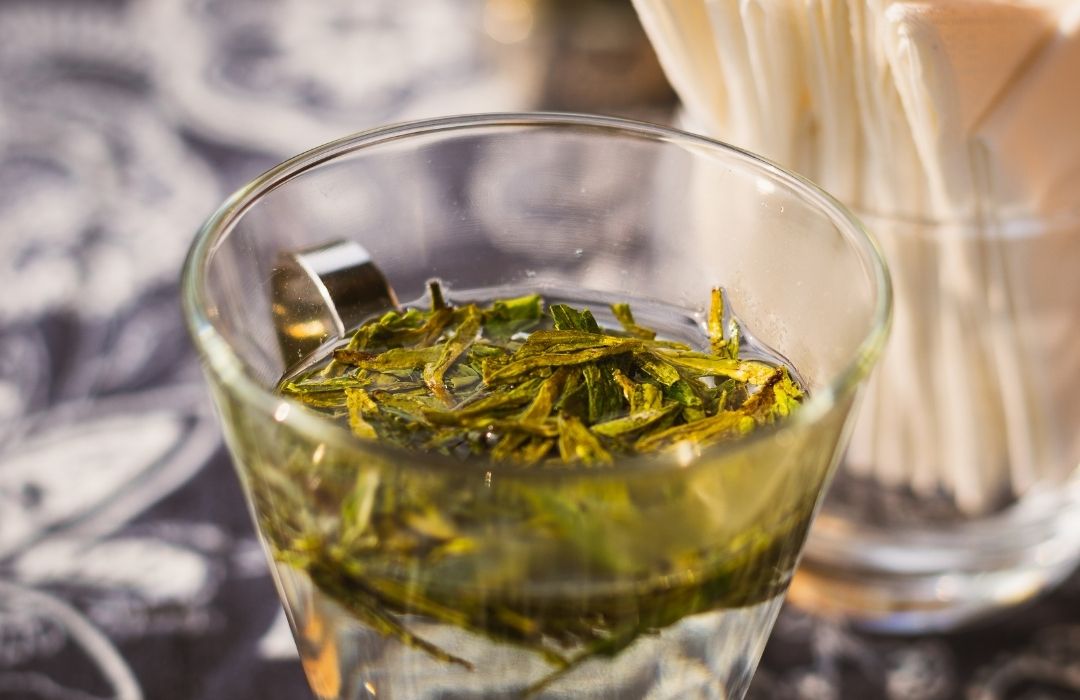 Infusionando hojas de té dragon well